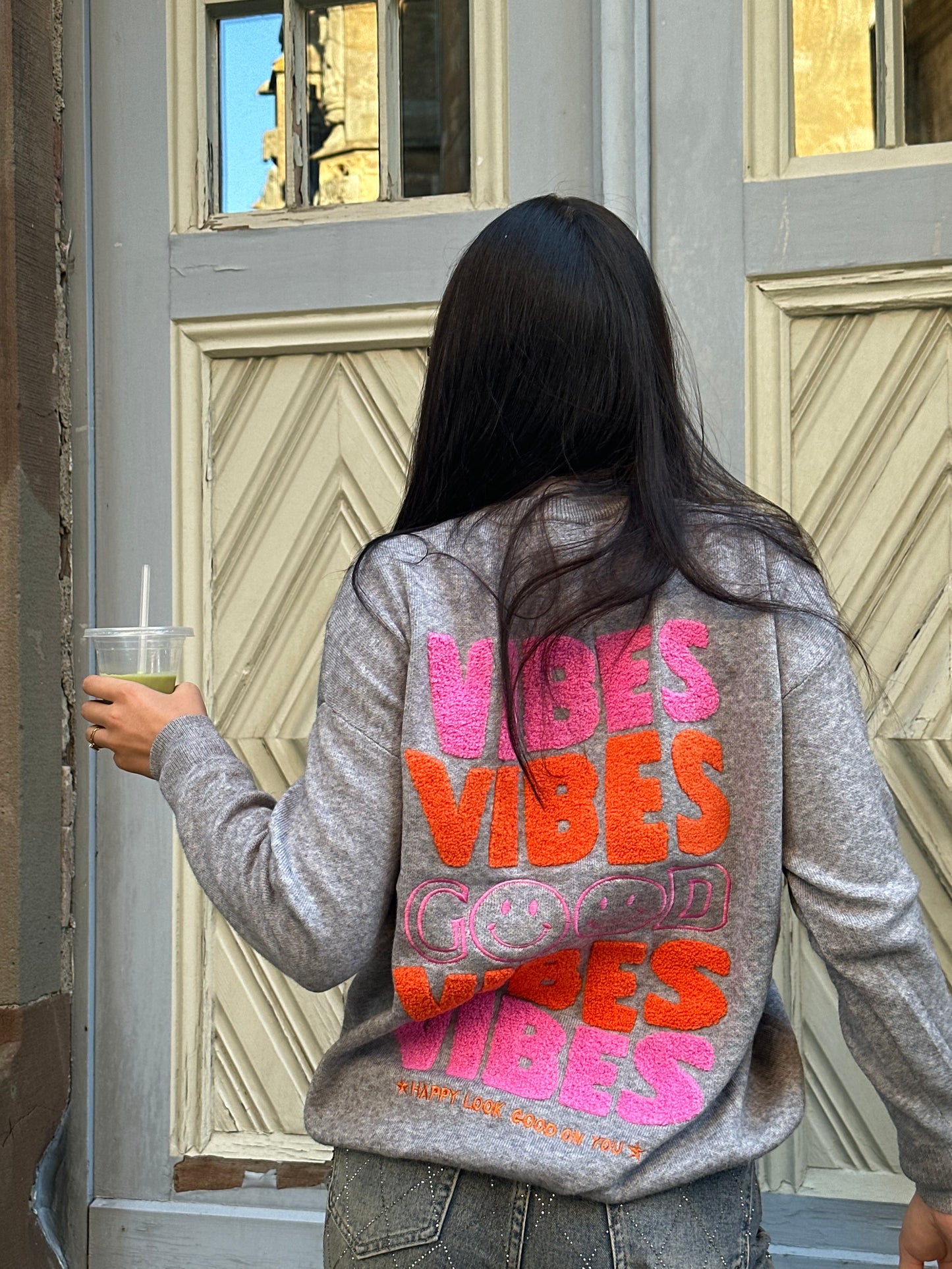 GOOD VIBES PULLOVER GRAU