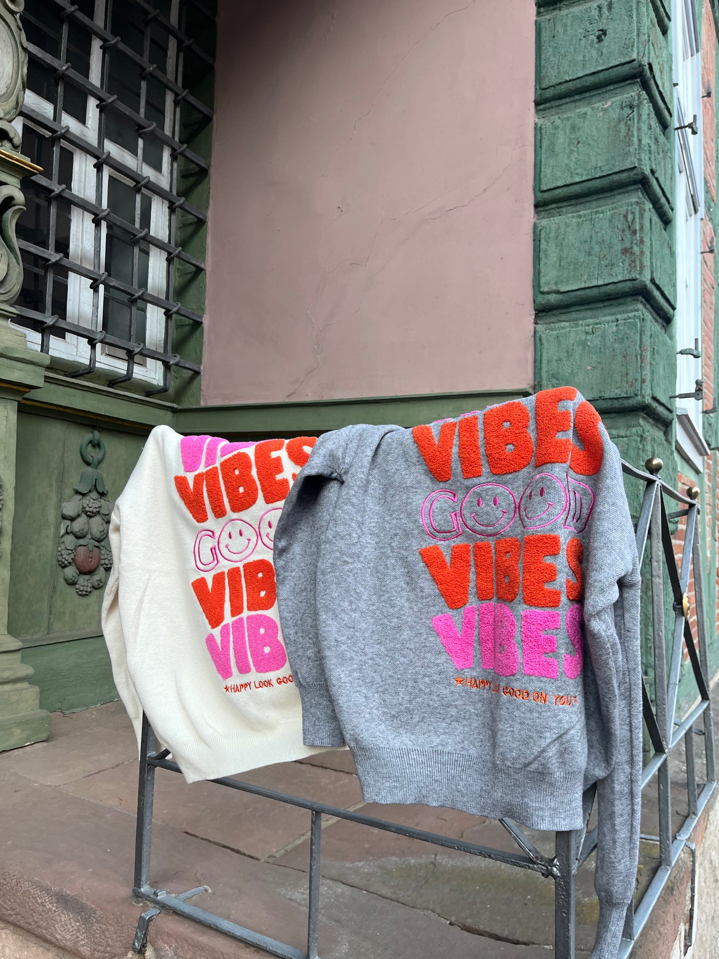 GOOD VIBES PULLOVER BEIGE