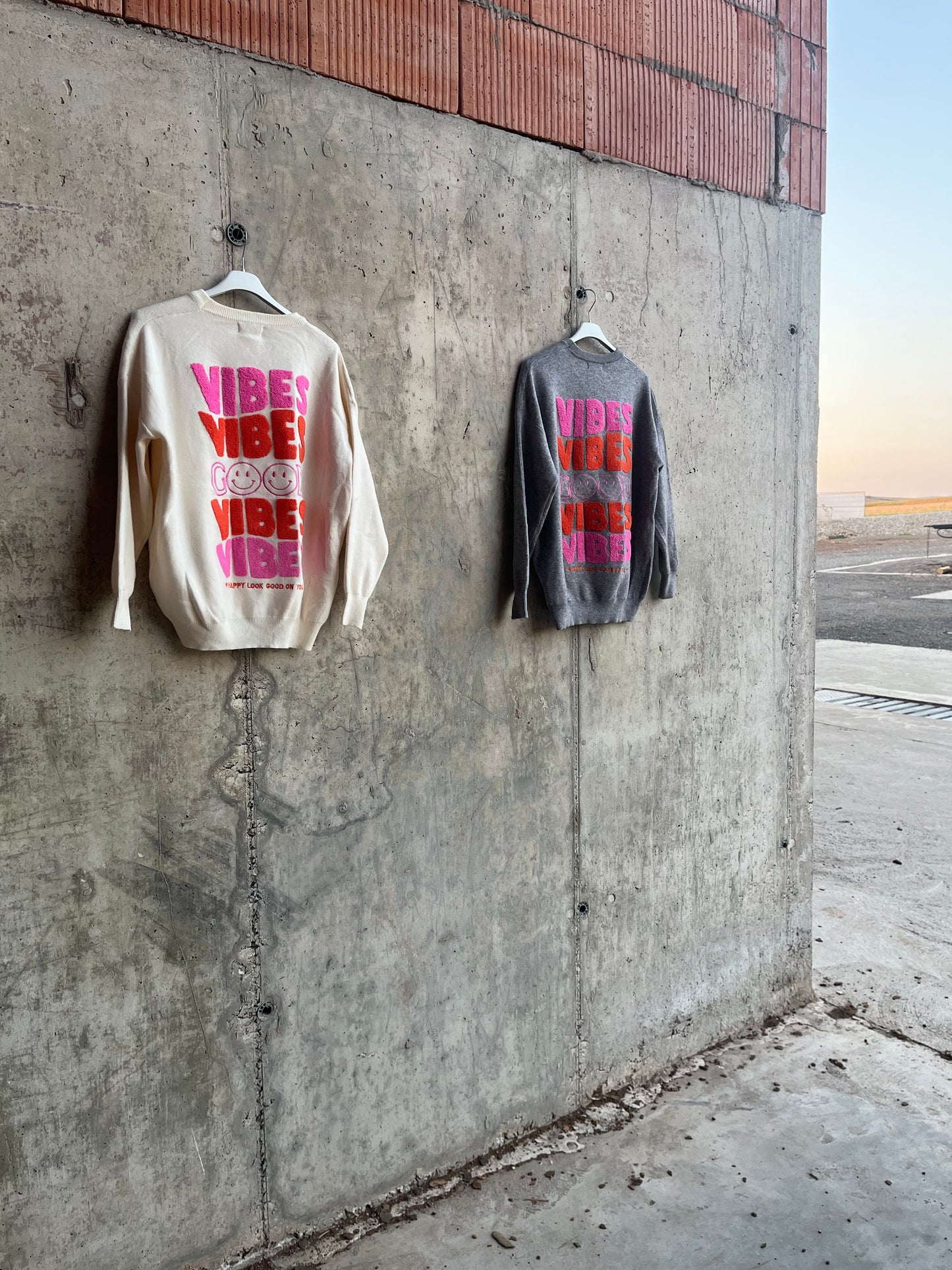 GOOD VIBES PULLOVER BEIGE