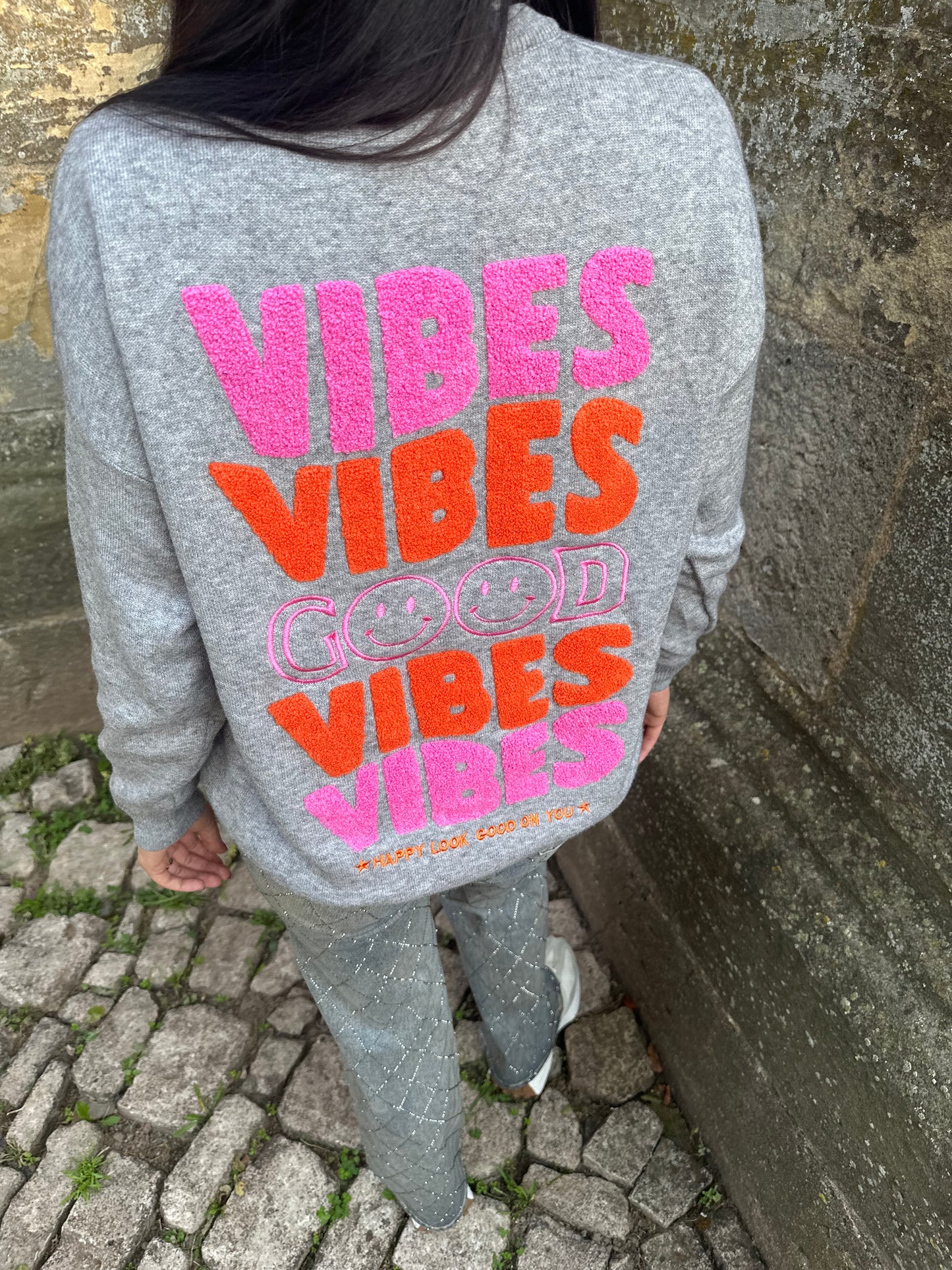 GOOD VIBES PULLOVER GRAU