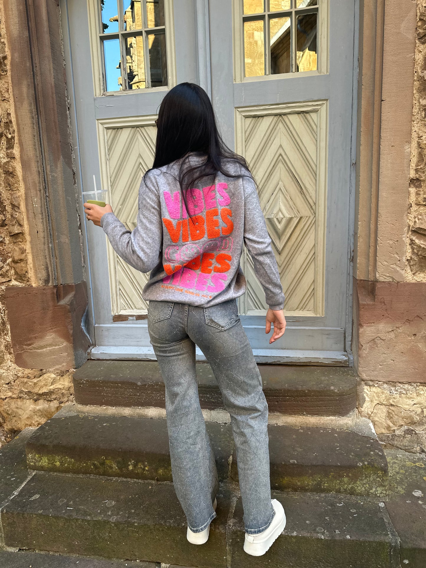 GOOD VIBES PULLOVER GRAU